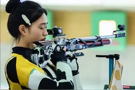 加枪决胜负 只差0.1环 黄雨婷夺得射击女子10米气步枪银牌图片