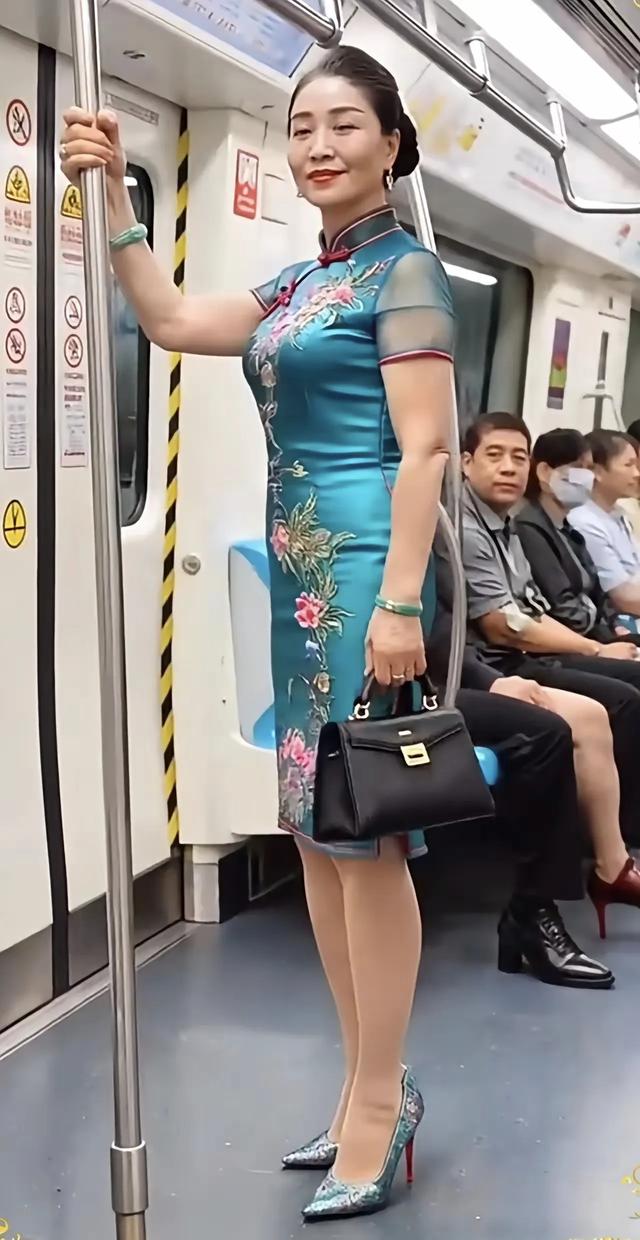 一生要强的中国大妈，摆拍也要精致，一丝不苟。