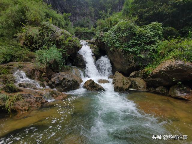 旧时古道，如今人迹罕至；峡谷中间，有一个美丽野瀑布
