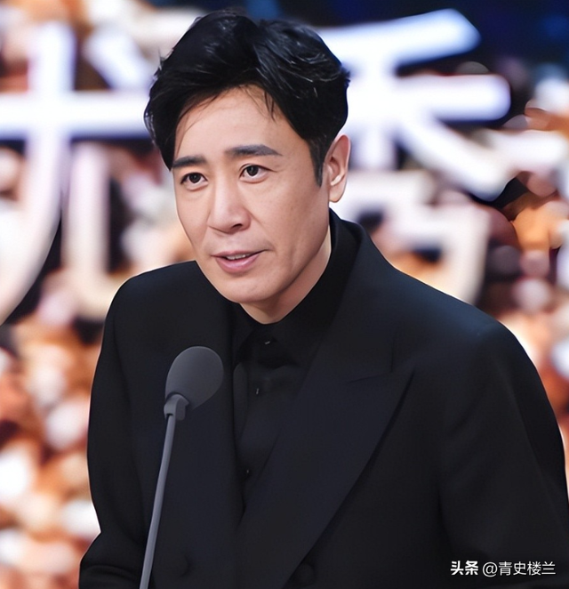 3岁丧父，吃姐姐奶水长大，成名后为8个哥姐买房，如今成全家骄傲