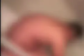 辣眼睛！男子卧铺车上脱衣面对女乘客裸睡 网友：卧铺应该男女分开图片