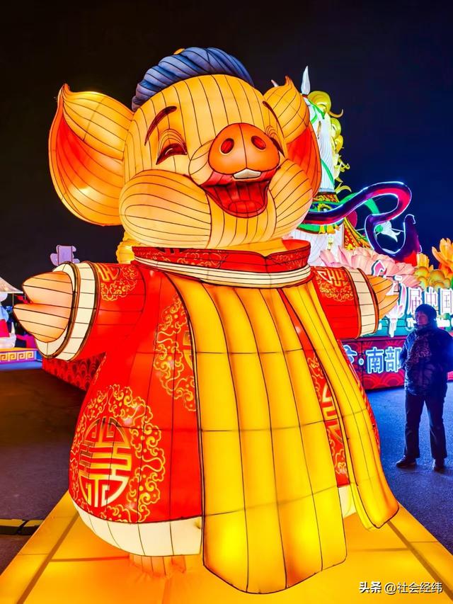 首秀!第 40 届秦淮灯会南部新城分会场 亮灯马年灯影芬兰风情出彩