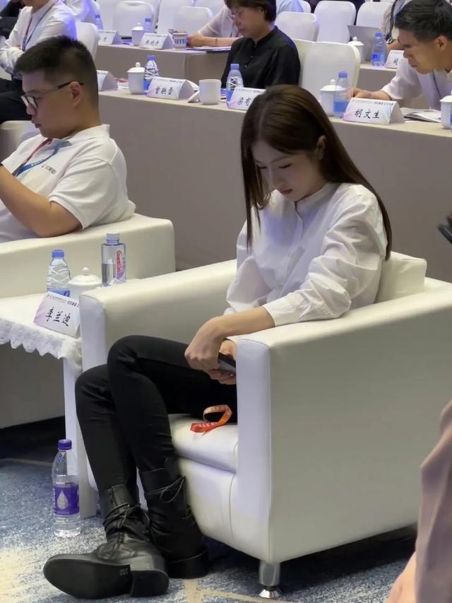 谁懂李兰迪这套上半身和下半身的温度差
