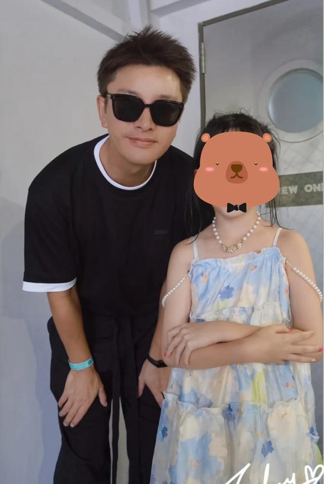 贾乃亮和女儿到新加坡玩，13岁甜馨打扮成熟老气，头大脸大像爸爸