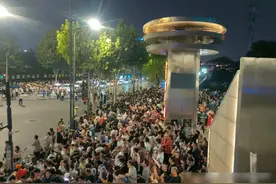 人山人海挤爆了！武汉江滩好多人！图片