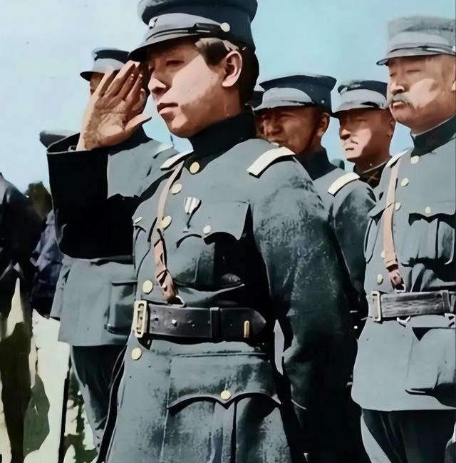 1928年，杨宇霆被枪决前和张学良合影，注意看站姿，早已分道扬镳