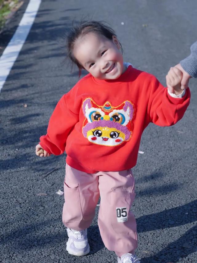 柴桑区新塘乡胡桥村：千亩柿红引客来