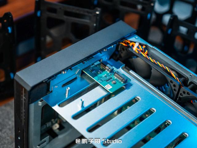 威联通新品NAS Qu805开箱：家用级定价、企业级性能,真香!
