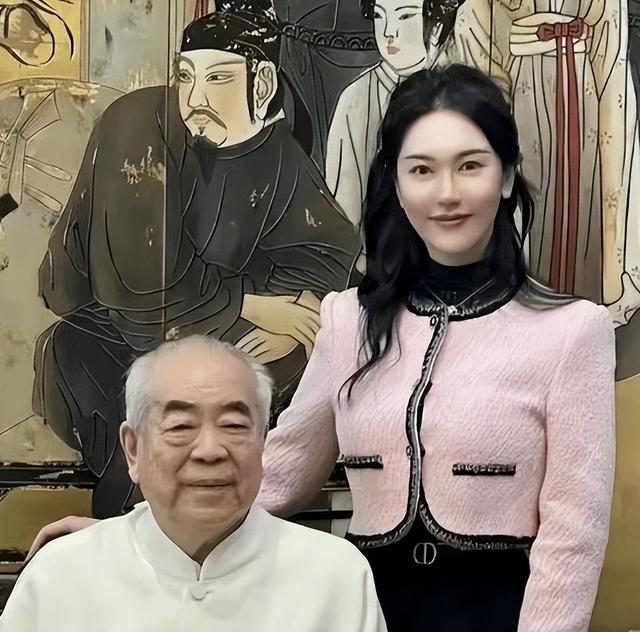 和朋友妻子偷情10年，北京庄园让给继子，难怪范曾亲女儿撕破脸