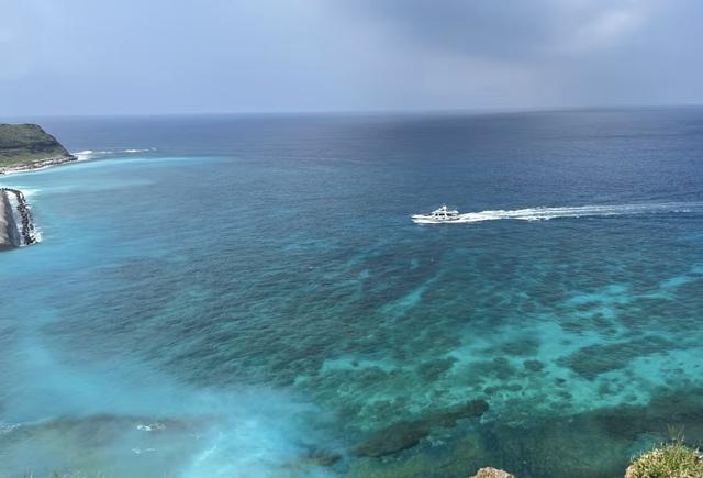澎湖列岛澎湖县马公市，那里有跨海大桥连接三岛，澎湖湾海水湛蓝