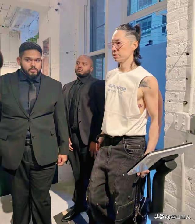 47岁吴建豪曝自拍照，瘦到脱相	，1米8壮汉变尖嘴猴腮，像小老头