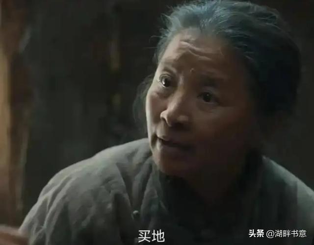 迟蓬在北京面包店被偶遇，她穿着休闲装 头发花白，本人真的好温柔