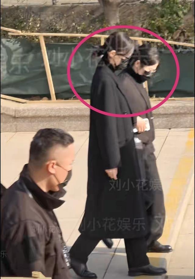 唐嫣现身罗父葬礼！罗晋抱着父亲遗照，唐嫣全程陪同，神情落寞