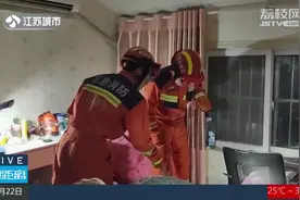 吓一跳! 宠物蛇出逃消防员半夜上门抓回图片