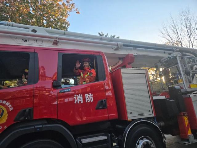 【我们的环球嘉年华】当花车巡游遇上逆行英雄！北京环球度假区上演最“燃”消防宣传