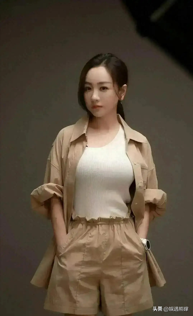 杨蓉这胸是真的吗？跟两个足球一样了，真的非常好看了