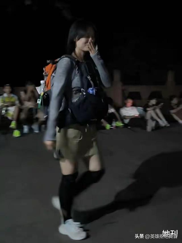 国庆陪爬爆火：女孩子们扛着登山杖，赚的是辛苦更是信任