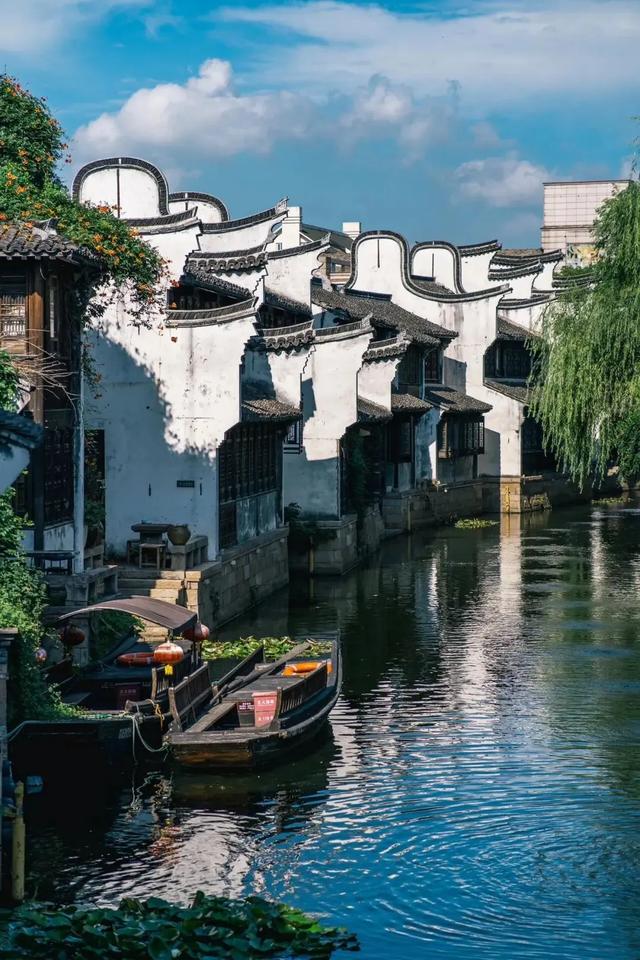 “总要去一趟江南吧，适合江南旅行的诗意文案”