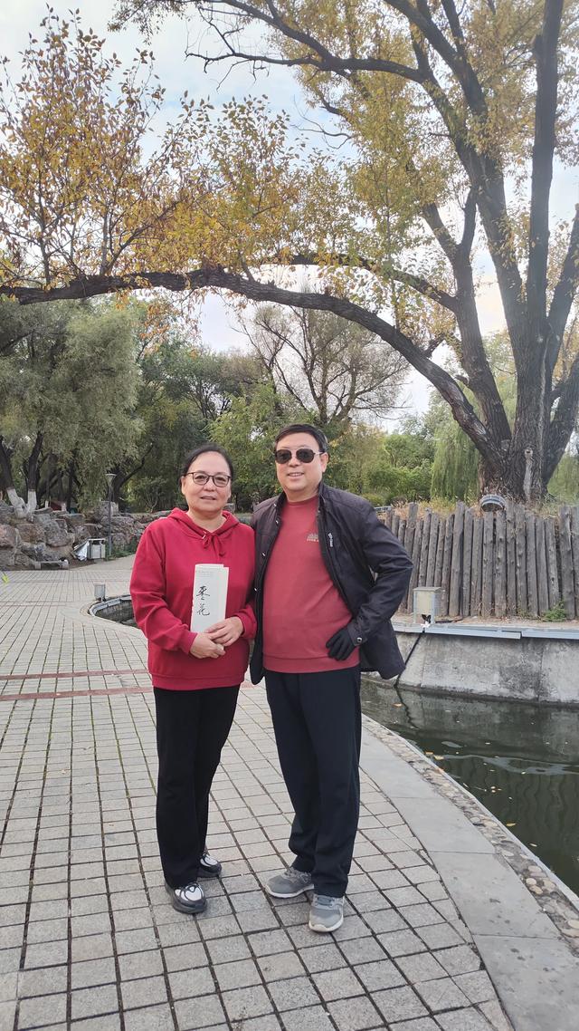 宣化万柳公园银杏黄来火炬红，战友军嫂游园观赏图片集