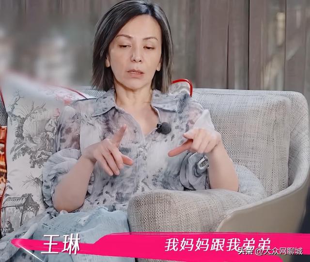 王琳爸爸过世6年，妈妈重男轻女让她睡沙发10年，亲弟不愿养父母