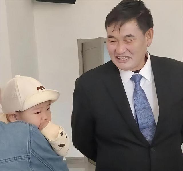 离婚四年后，大衣哥终于等来好消息，前儿媳陈亚男悔的肠子都青了