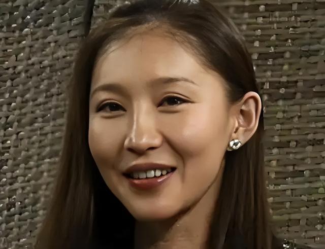 34岁东北姑娘拿下81岁全球首富，长得很漂亮，一年抱俩娃身价上亿