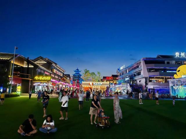 多彩贵州城：避暑热潮涌动 夜经济绽放新活力