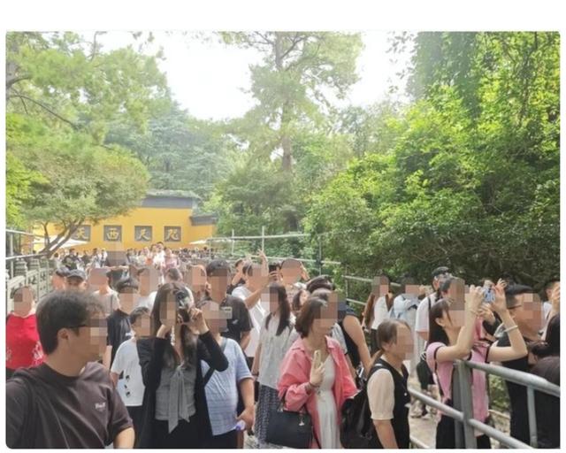 国庆出行成“人海战术”景区爆满高速堵成“猪肝”。