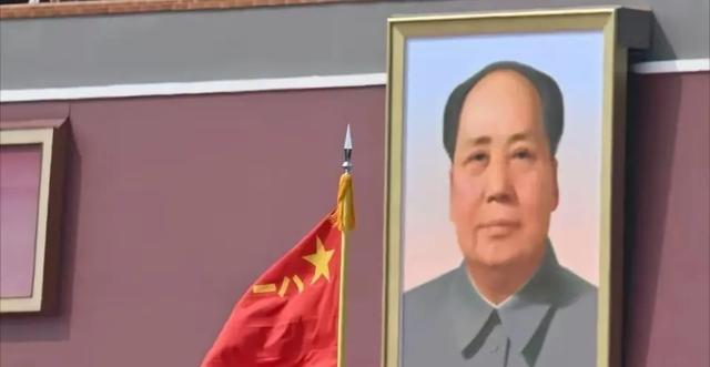 天安门城楼上	，为何不悬挂毛主席的照片，反而要挂毛主席的画像?
