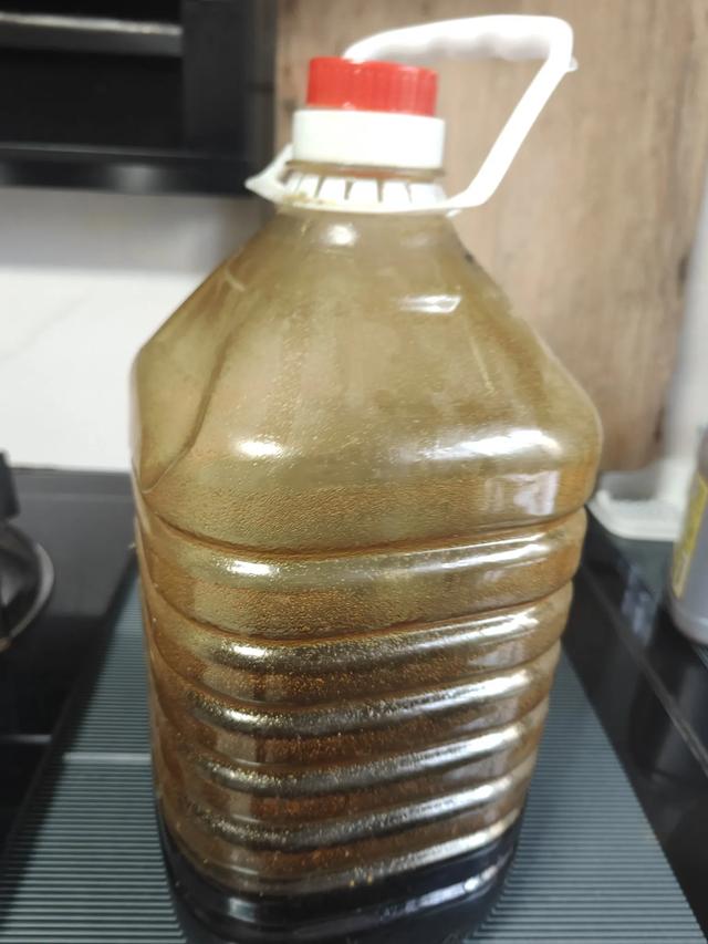 父亲落寞地说，这桶油，你拎去吧。以后，你就是想要，也拿不到喽