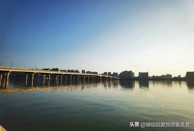 清远城市会客厅，在母亲河北江河畔，有城市地标雕塑：丹凤朝阳
