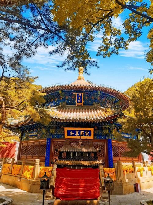 千年古刹潭柘寺：北京最早佛教寺庙的历史传奇与文化魅力