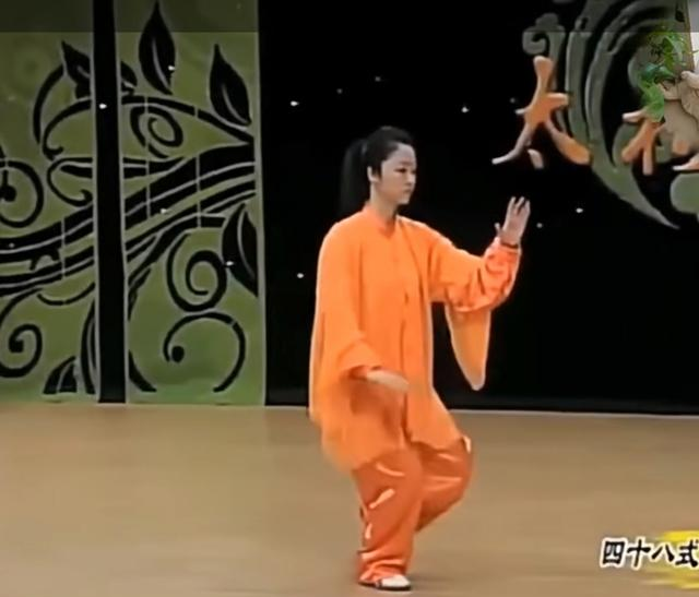被偷袭怎么办？太极“转身推掌”：一转一推，化险为夷的防身智慧