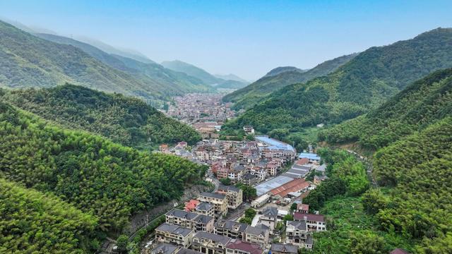 萧山区戴村镇尖山下村：溯溪玩水、吃烤全羊、星空露营……村民们的“旅游饭”越吃越香