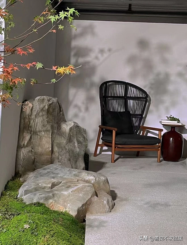 你家小院，如何用“半嵌入墙体”的石头，打造独一无二的景观？