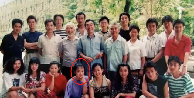 她是国家一级演员，多次给坐轮椅丈夫戴绿帽，如今儿子也是演员