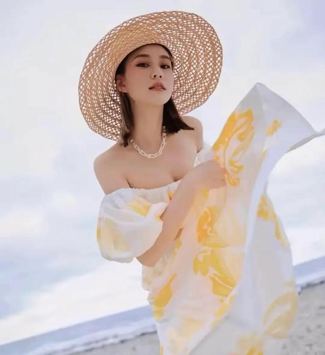 赌王女儿何超莲海边大片，身材超有料！
