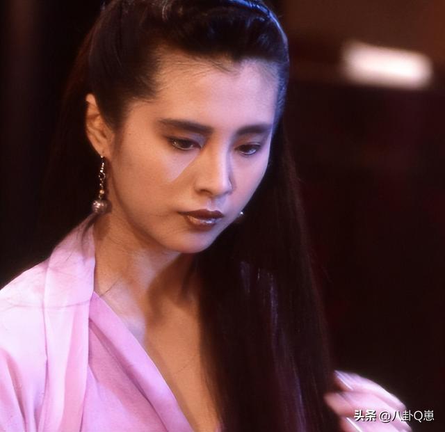 65岁齐秦现状，定居美国，娶小24岁女粉丝为妻，和11岁儿子像爷孙