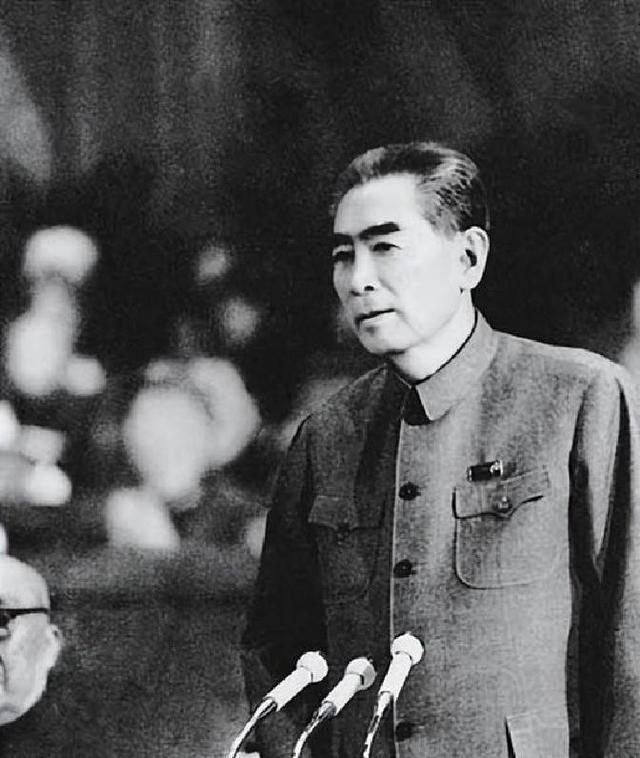 他是我国第三任主席，逝世后墓碑上不留姓名，只刻了这24个字