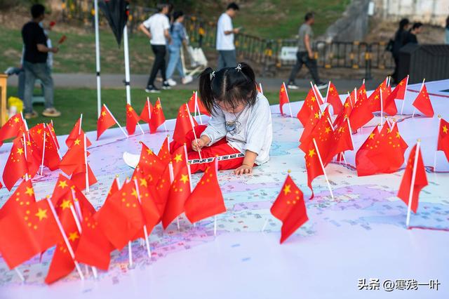 国庆假期这个 “红旗映山河” 火了！孩子玩着学地理，大人们很感动