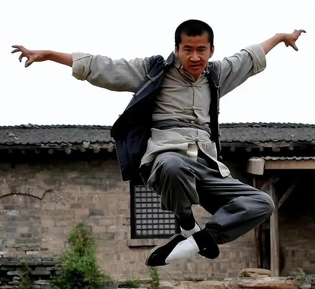 有名演员无戏可拍	，回老家摆摊卖炒面，张颂文一句话揭开内娱真相