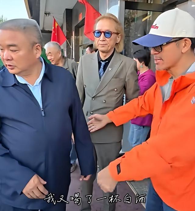 俞敏洪新疆旅行，大早上喝“上马酒”，还跟美女老板一起走秀