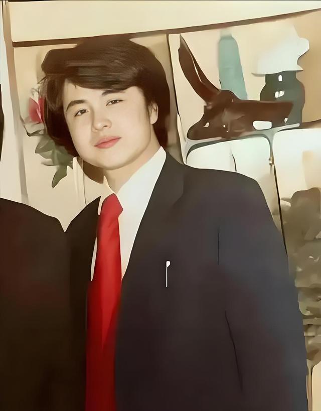 66岁“唐僧”徐少华，大肚腩撑紧西装，和“大脚娘”迟蓬梦幻同框