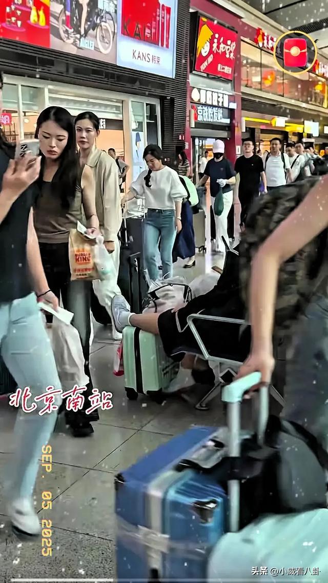 车站遇见参加完九三阅兵的女民兵，脱下迷彩服换上便装，个高时尚
