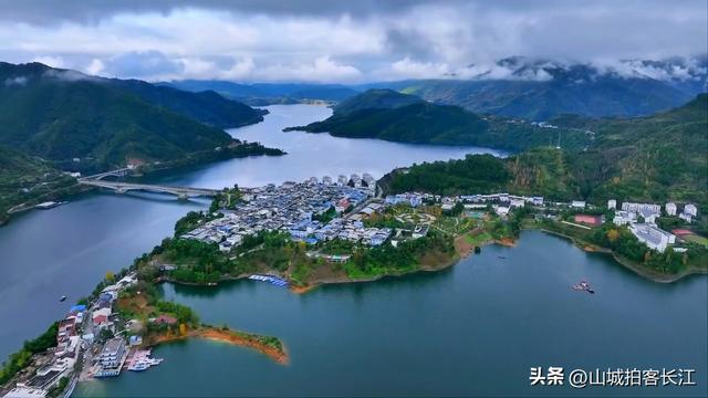 四川交通奇特的县，建双高铁站便利邻县和乡镇，绝色美景有吸引力