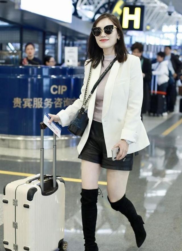 马蓉离开王宝强9年后更美了，走机场不忘秀玉女腿，越活越像明星