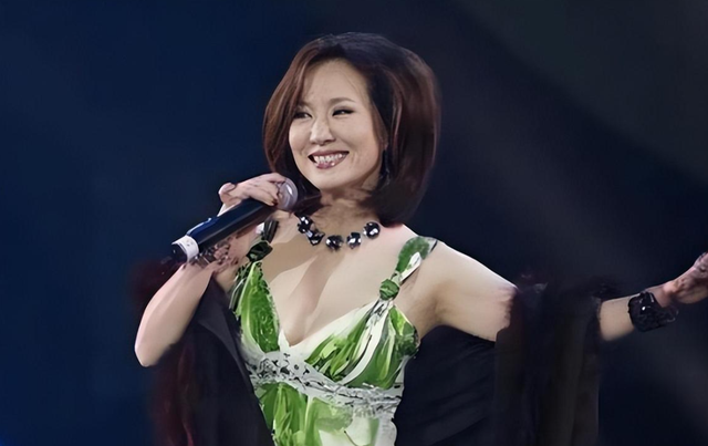 原来早已不是中国籍，被老外“玩腻”后回国的郑绪岚，如今怎样了