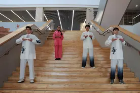 留学生迷上八段锦图片