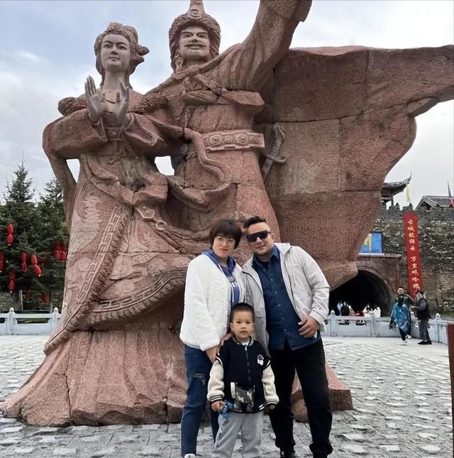 阿塞拜疆小伙零彩礼娶甘肃女孩，定居成都后提出分房睡，出轨了？
