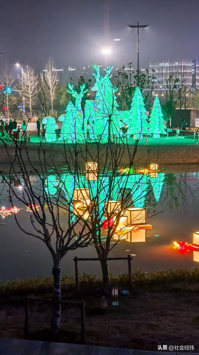 首秀!第 40 届秦淮灯会南部新城分会场 亮灯马年灯影芬兰风情出彩